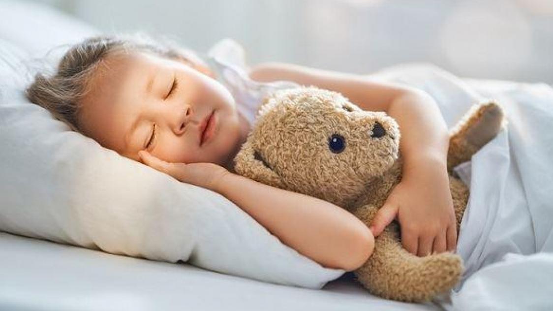 Pourquoi votre bébé se réveille la nuit (et comment l’aider à mieux dormir)
